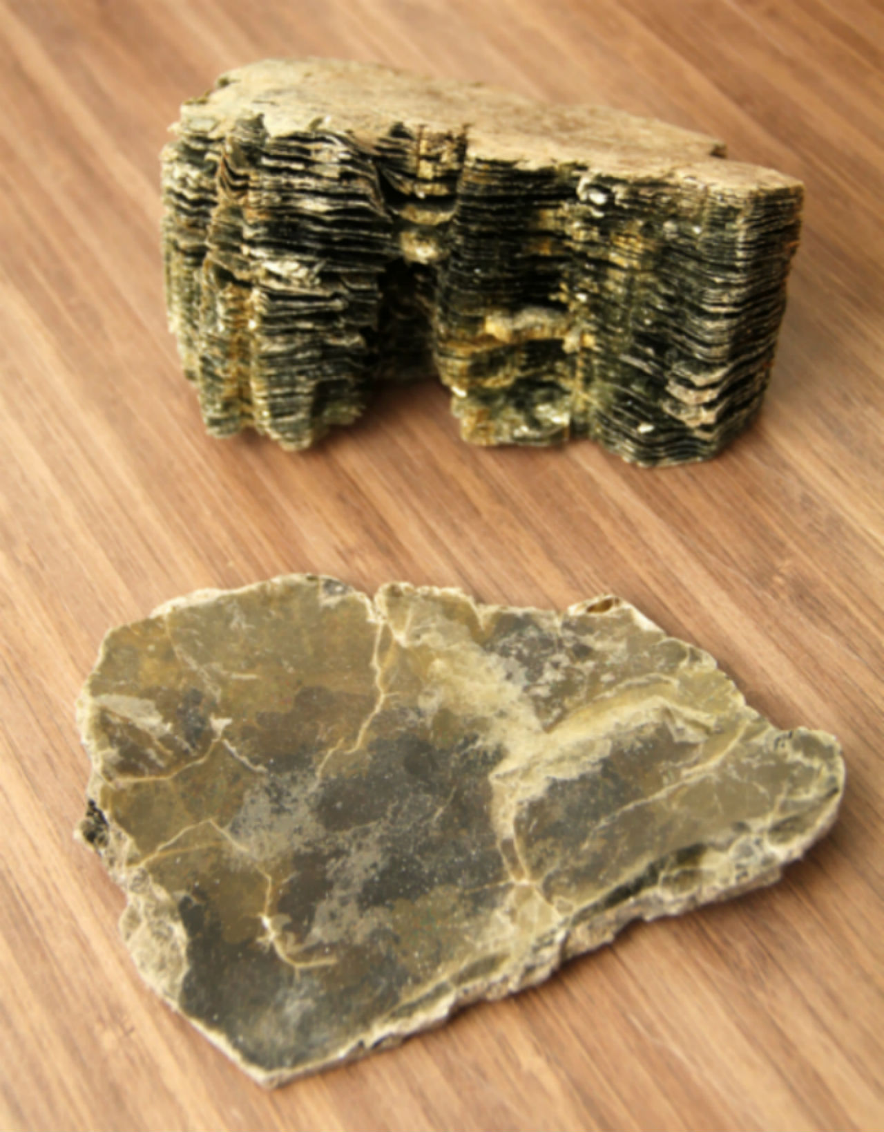 Образец вспученного вермикулита и вермикулитовой руды